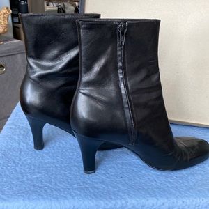 Gianna Bini black ankle boot upper leather 7.5